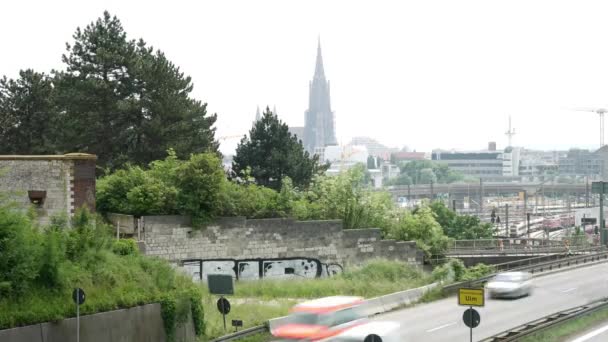 Timelapse Buisy Highway Leder Den Tyska Staden Ulm — Stockvideo