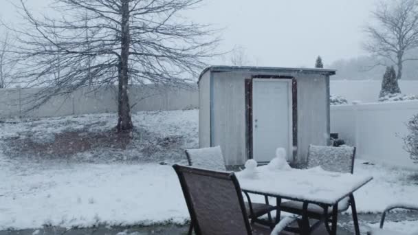 Sneeuw Valt Super Slow Motion Uit Een Achtertuin — Stockvideo