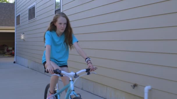 Linda Adolescente Con Pelo Largo Monta Bicicleta Por Entrada Calle — Vídeo de stock