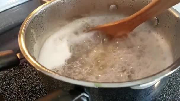 Mezcla Pasta Hirviendo Con Una Cuchara Madera Estufa — Vídeos de Stock