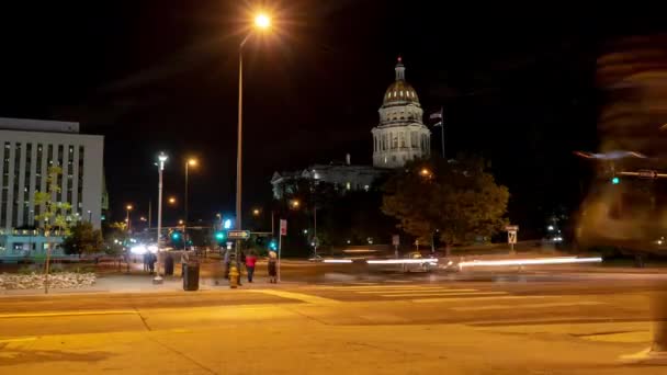 Timelapse Del Capitolio Denver Noche Una Esquina Con Coches Personas — Vídeo de stock