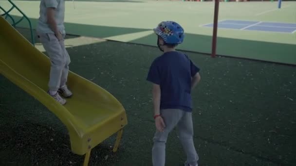 Δύο Παιδιά Παίζουν Μια Παιδική Χαρά Μια Ηλιόλουστη Μέρα — Αρχείο Βίντεο