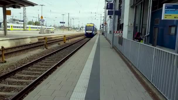 Trem Azul Passa Pela Estação Alemanha — Vídeo de Stock