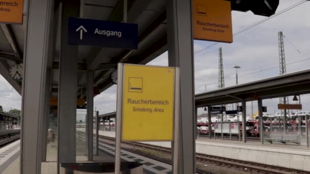 ドイツの鉄道駅でのドイツの喫煙エリア標識 — ストック動画