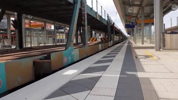 ドイツの駅を通過する貨物列車 — ストック動画