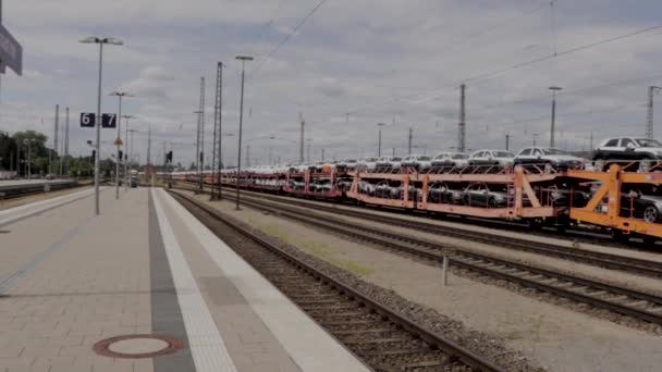 Coches Envío Fuera Estación Tren Ingolstadt Alemania — Vídeo de stock