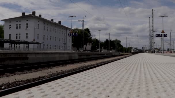 Ein Schnellzug Fährt Den Bahnhof Deutschland Ein — Stockvideo