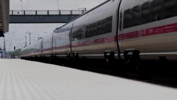 ドイツに駅を出る灰色の列車 — ストック動画