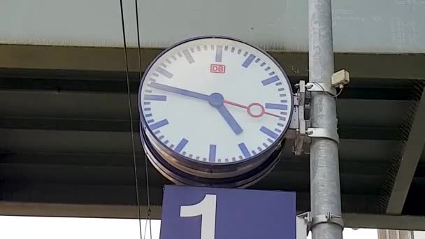 Nádražní hodiny v Německu.
