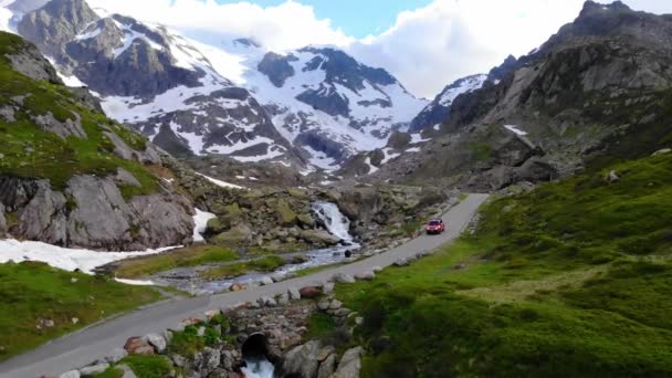 Воздушный Кадр Над Водопадом Показать Steingletscher Швейцарии Джипом Проезжая Мимо — стоковое видео
