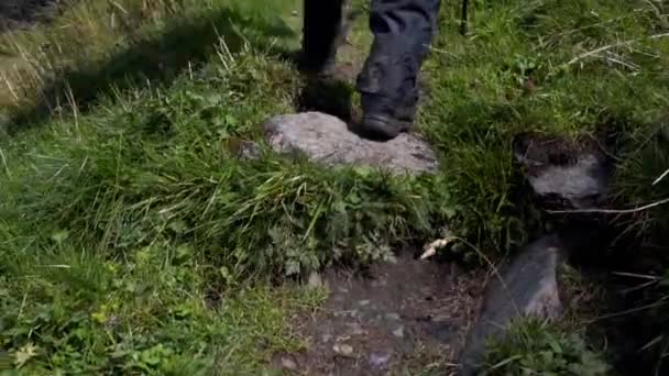 Três Homens Subindo Uma Trilha Montanha Belo Dia — Vídeo de Stock