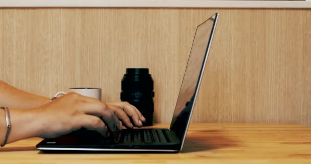 Homem Branco Digitando Mesa Cozinha — Vídeo de Stock