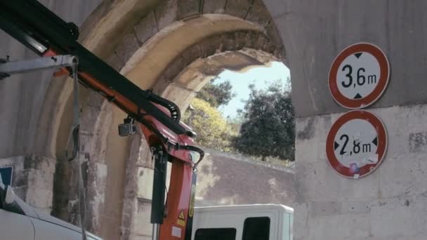 Kraanwagen Met Auto Rijdt Door Boog Zadar Stad Kroatië — Stockvideo