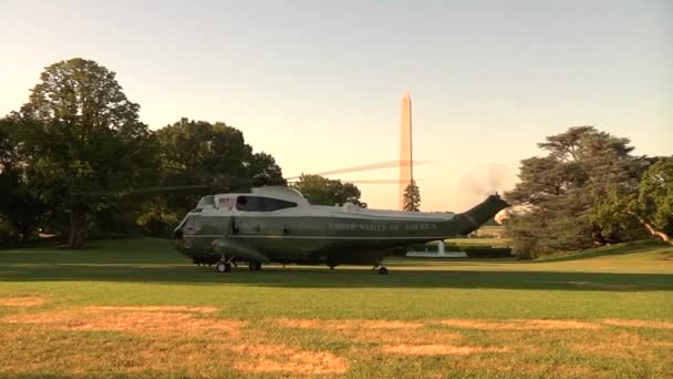 Statische Aufnahme Von Marine One Nachdem Präsident Trump Bord Gegangen — Stockvideo