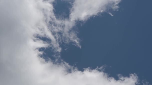 Mavi Gökyüzü Ile Dönen Bulutlar Nanılmaz Bulut Oluşumu — Stok video