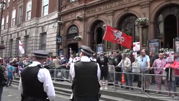 Politie Kijkt Naar Tommy Robinson Demonstranten Tijdens Een Demonstratie Van — Stockvideo