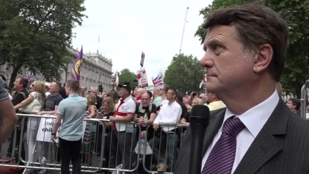 Gerard Batten Espera Por Uma Entrevista Durante Manifestação Free Tommy — Vídeo de Stock