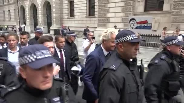 Geert Wilders Aleja Protesta Libre Tommy Robinson Escoltada Por Policía — Vídeos de Stock