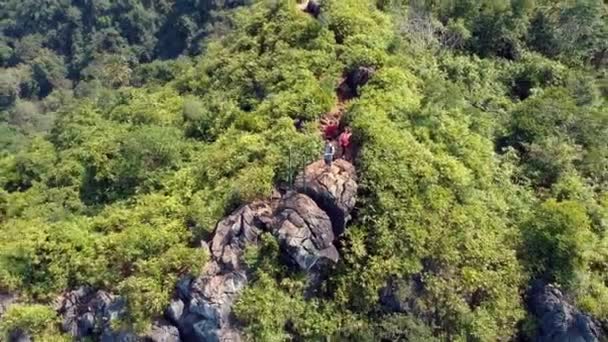 Imagens Pessoas Estão Escalando Montanhas Uma Floresta Long Bay Cat — Vídeo de Stock