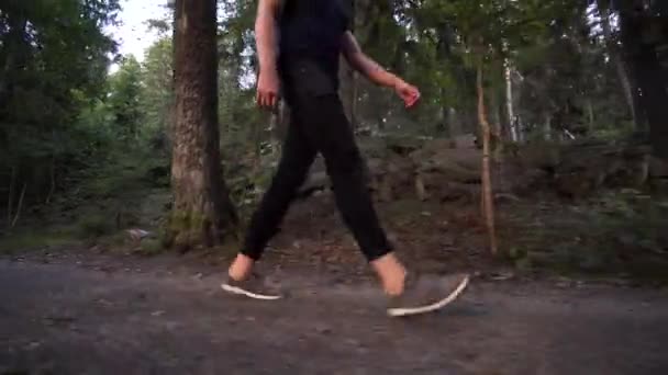 Gün Batımında Ormanda Yürüyen Beyaz Bir Erkek Ağaçlarda Güzel Turuncu — Stok video