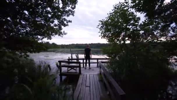 Homem Caucasiano Forte Junto Lago Numa Floresta Sueca Belo Reflexo — Vídeo de Stock
