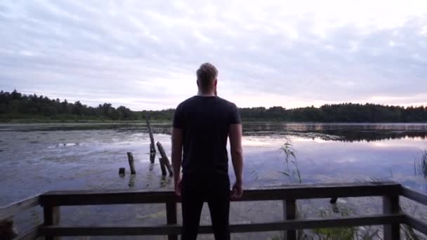 Скандинавський Самець Стоїть Біля Озера Лісі Насолоджується Заходом Сонця Чудове — стокове відео