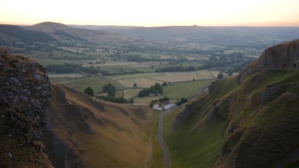 Πετώντας Γύρω Από Πέρασμα Winnats Στο Peak District National Park — Αρχείο Βίντεο