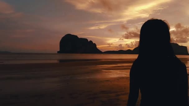 Jong Aziatisch Meisje Wandelen Zonsondergang Strand Genieten Van Uitzicht Zee — Stockvideo