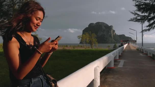 Linda Chica Asiática Está Utilizando Teléfono Móvil Sonriendo Muelle Hermosa — Vídeo de stock