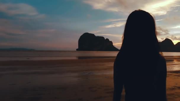 Gün Batımında Sahilde Yürüyen Genç Asyalı Kız Deniz Ada Manzarasının — Stok video