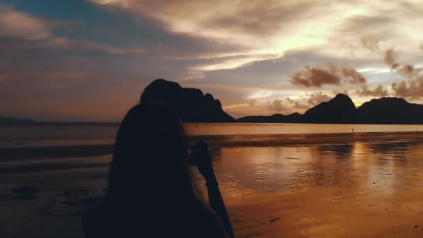 Uma Jovem Goza Vista Mar Das Ilhas Praia Tira Fotos — Vídeo de Stock