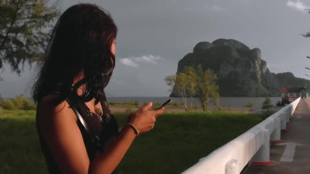 Linda Chica Asiática Está Utilizando Teléfono Móvil Sonriendo Muelle Hermosa — Vídeo de stock