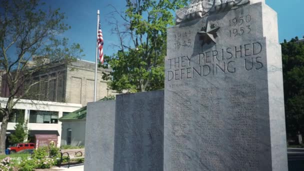 グランド ラピッズ ミシガンにアメリカ国旗がある朝鮮戦争記念碑 — ストック動画