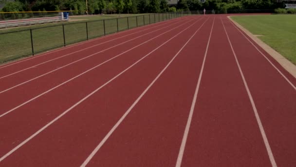 Una Adolescente Pista Atletismo Caluroso Día Verano Corre Más Allá — Vídeo de stock