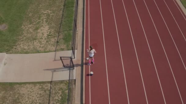 Ein Teenager Mädchen Auf Einem Gleis Kippt Nach Einem Lauf — Stockvideo