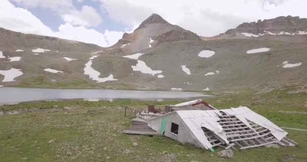 Mulher Explora Antigas Ruínas Campos Mineração Lado Lago Alpino Deserto — Vídeo de Stock