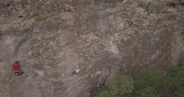 Mulher Escalada Penhasco Colorado — Vídeo de Stock