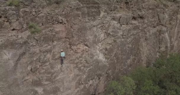Mulher Escalada Penhasco Colorado — Vídeo de Stock