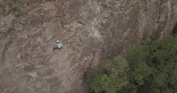 Kvinna Bergsklättring Klippa Colorado — Stockvideo