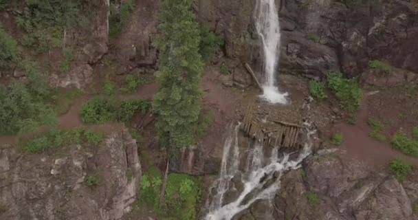 Mulher Caminhante Cruzando Frente Uma Cachoeira Uma Montanha — Vídeo de Stock