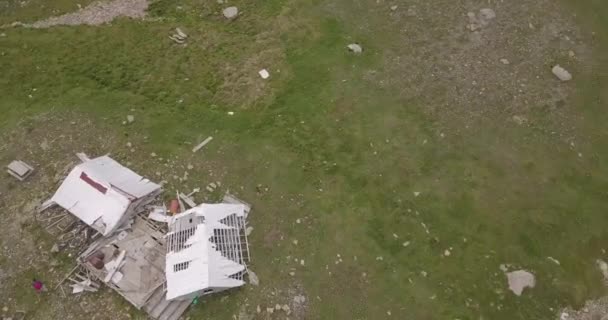 Mujer Explora Antiguas Ruinas Campamento Minero Junto Lago Alpino Desierto — Vídeo de stock