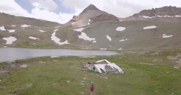 Una Donna Esplora Vecchie Rovine Del Campo Minerario Vicino Lago — Video Stock