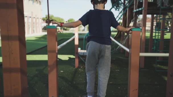 Zeitlupenaufnahmen Eines Kindes Das Einem Sonnigen Tag Auf Einem Spielplatz — Stockvideo