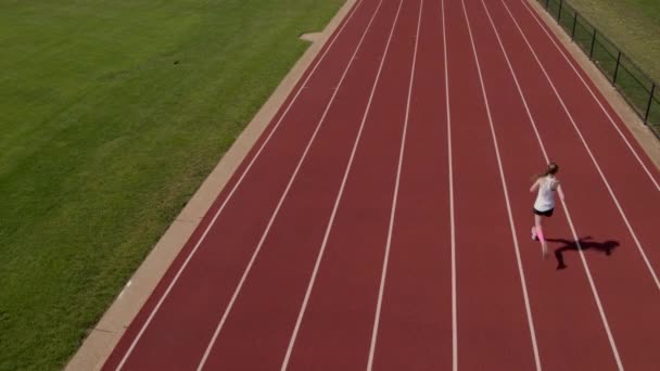 Adolescente Chica Atleta Pista Atletismo Corre Bajo Luego Más Allá — Vídeo de stock