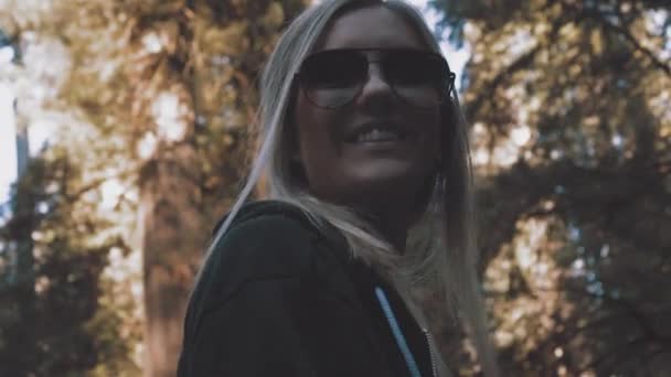 Modelo Sonriendo Gafas Sol Caminando Por Bosque Cámara Lenta — Vídeos de Stock