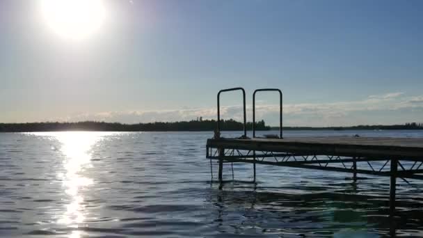 カナダの湖の上の空のドック 暑い日に太陽と向かい合う — ストック動画