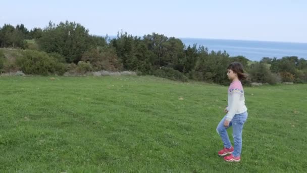 Seitenaufnahme Eines Kleinen Mädchens Beim Erkunden Der Natur Und Sie — Stockvideo