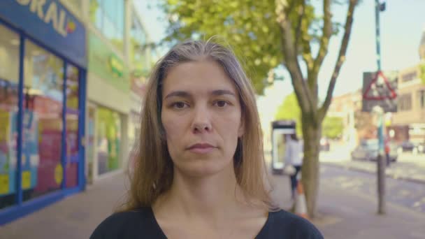 Lachende Vrouw High Street Portret Langzame Beweging — Stockvideo