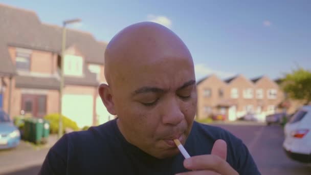 Uomo Che Accende Una Sigaretta Ritratto All Aperto — Video Stock