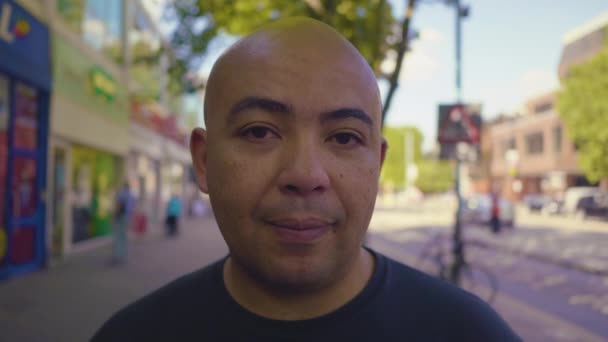 Egy Férfi Mosolyog High Street Portrén Lassú Mozgás — Stock videók